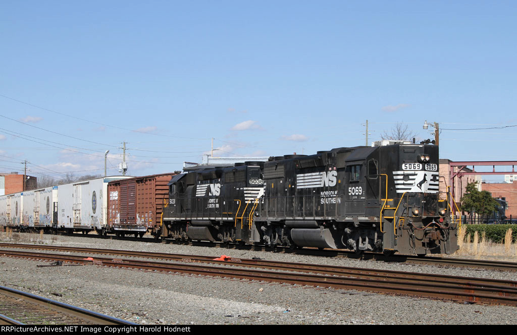 NS 5069 leads train P2R off the connection track 